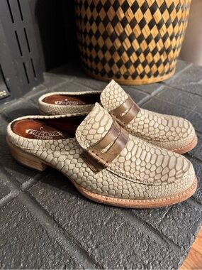 Free Bird MONA LISA Cream Textured
Mules size 8.
